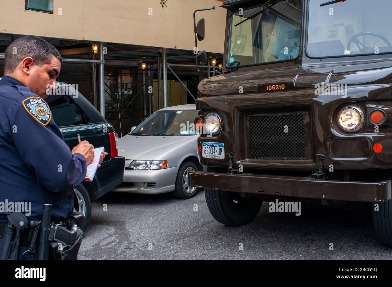 New York City Lower Manhattan NYPD-Verkehrsbeamter schreibt ein Parkticket Stockfoto