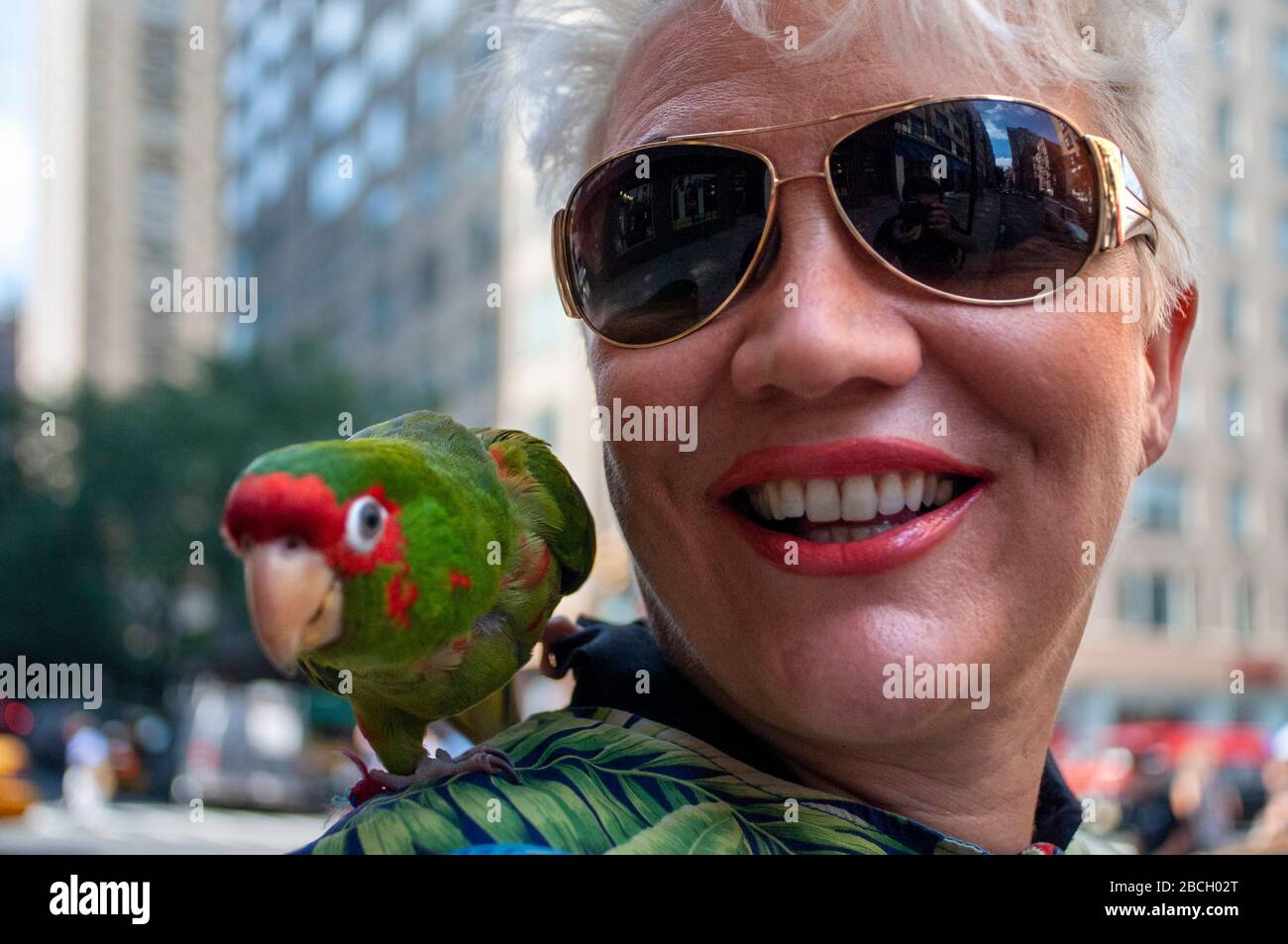 Entertainer mit ihrem Papagei am Times Square, New York Stockfoto