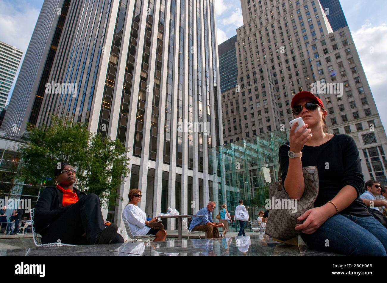 Die Menschen nehmen einen Desanso auf der Grand Army Plaza. Pulitzer-Brunnen im Grand Army Plaza, New York USA Stockfoto