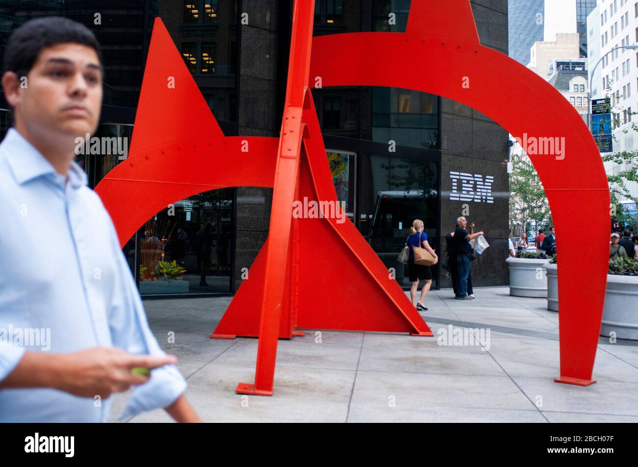 Red Saurien Sculpture außerhalb des IBM-Gebäudes, NYC. Das ist Alexander Calders Skulptur namens "Saurien". Diese pi ist eine leuchtend orangefarbene stabile aus dem Jahr 1975 Stockfoto