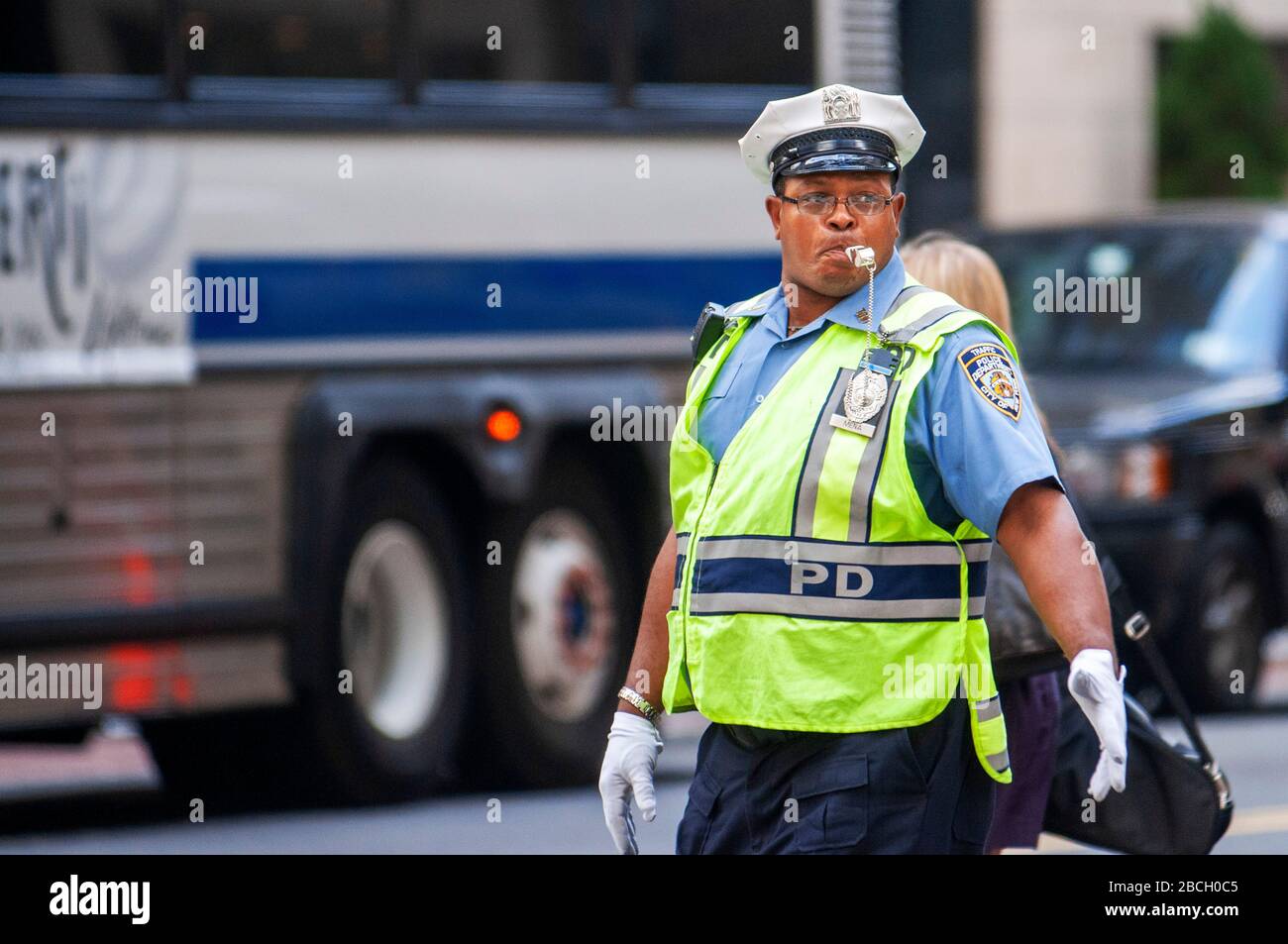 Eine Polizei regelt den Verkehr in Upper Midtown in New York USA Stockfoto