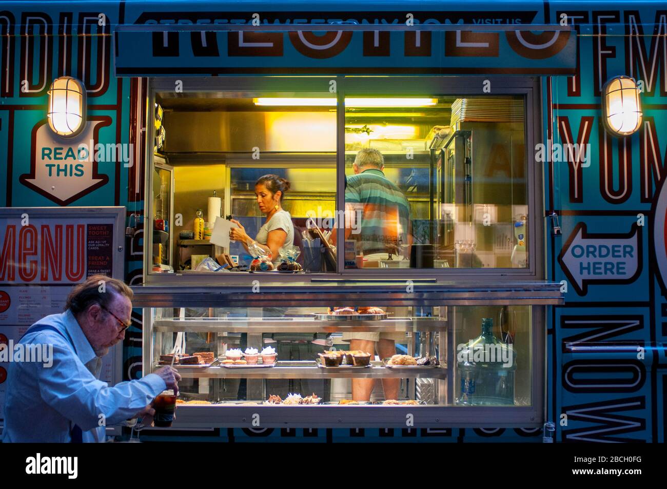 Street Sweets Truck Food. Positionsvariable in Manhattan New York USA dieser mobile Lieferwagen namens Sweer Truck kann die besten Kuchen, Donuts und Plätzchen schmecken Stockfoto