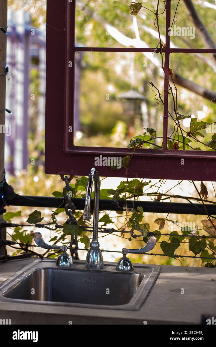 Fenster mit Blick auf die Küche und Waschbecken Stockfoto