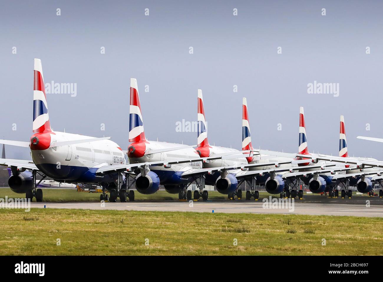 Während der erzwungenen Erdung durch die Covid 19-Virus-Pandemie parkten British Airways Flugzeuge auf dem Internationalen Flughafen Glasgow Stockfoto