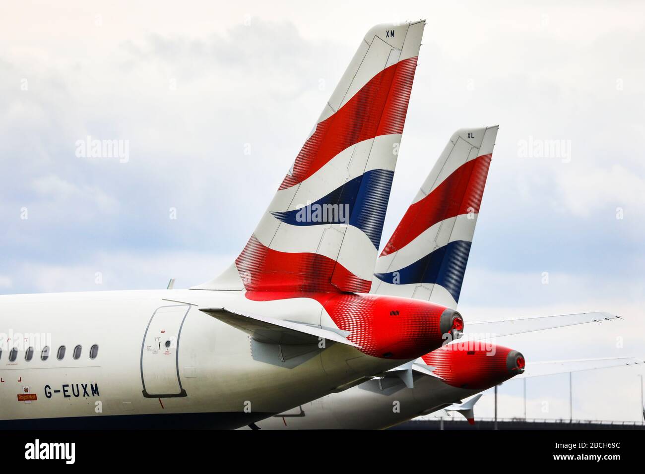 Während der erzwungenen Erdung durch die Covid 19-Virus-Pandemie parkten British Airways Flugzeuge auf dem Internationalen Flughafen Glasgow Stockfoto