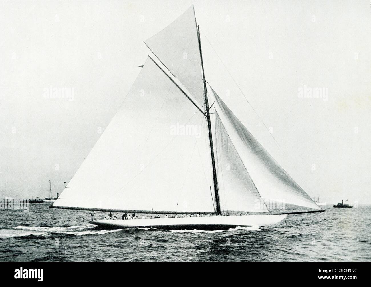 Dieses Foto zeigt den 1899 gestarteten America Cup-Verteidiger Columbia. Sie war die Verteidigerin des zehnten America's Cup-Rennens im selben Jahr gegen den britischen Herausforderer Shamrock sowie die Verteidigerin des elften America's Cup-Rennens im Jahr 1901 gegen den britischen Herausforderer Shamrock II Sie war das erste Schiff, das zweimal in Folge die Trophäe gewann. Der Deisgner war Nathanael Greene Herreshoff. Stockfoto