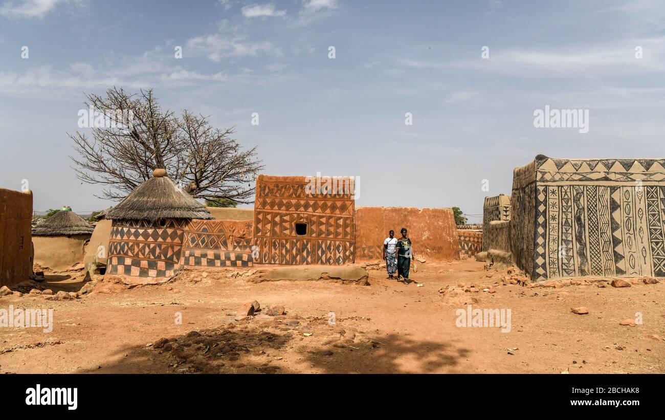 Afrika, Burkina Faso, Region Pô, Tiebele. Zwei Menschen laufen im königlichen Hofdorf in Tiebele Stockfoto