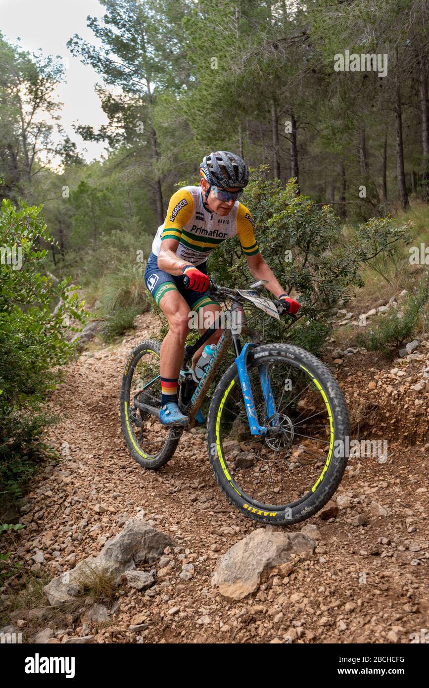 Costa Blanca Bike Race 2020 ist ein dreitägiges Radrennen der Cross-Country-Mountainbikestufe, mehrere Gebiete der Berge der Provinz Alicante sind Stockfoto
