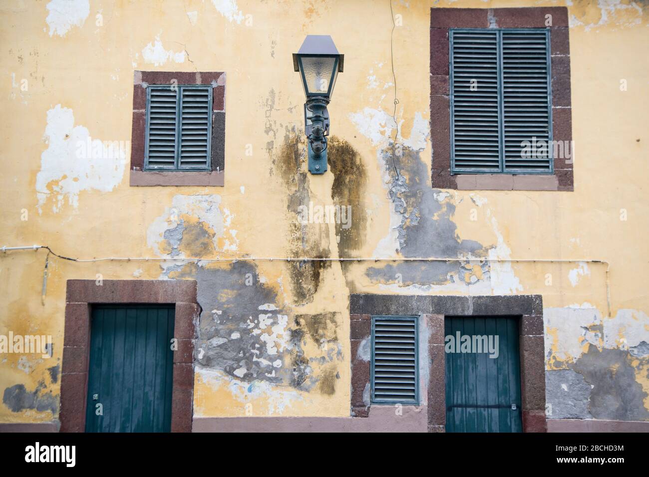 Eine Straße im Stadtzentrum von Funchal auf der Insel Madeira in Portugal. Portugal, Madeira, April 2018 Stockfoto