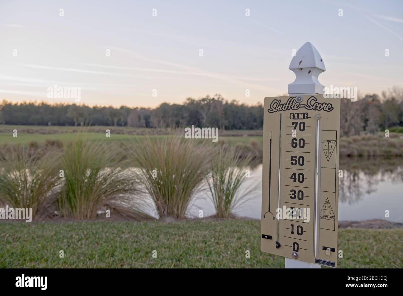 Shuffleboard Scoreboard im Vordergrund inmitten eines wunderschön angelegten Resorts in St. Augustine Stockfoto