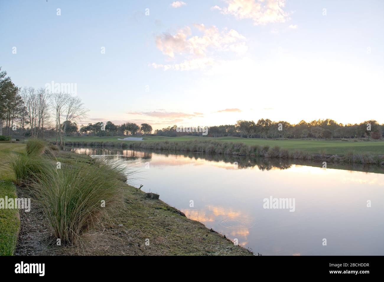 Ein Blick auf den See und die grüne Landschaft in den Grand Villas im World Golf Village in St. Augustine, Florida USA Stockfoto