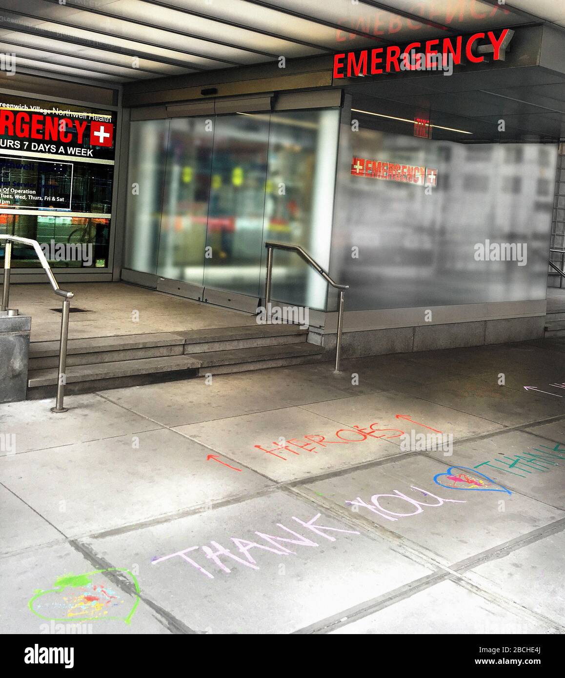 "Heroes Thank You"-Nachricht auf dem Gehweg vor dem Eingang in die Notaufnahme zur Notaufnahme, Greenwich Village, New York City, New York, USA Stockfoto