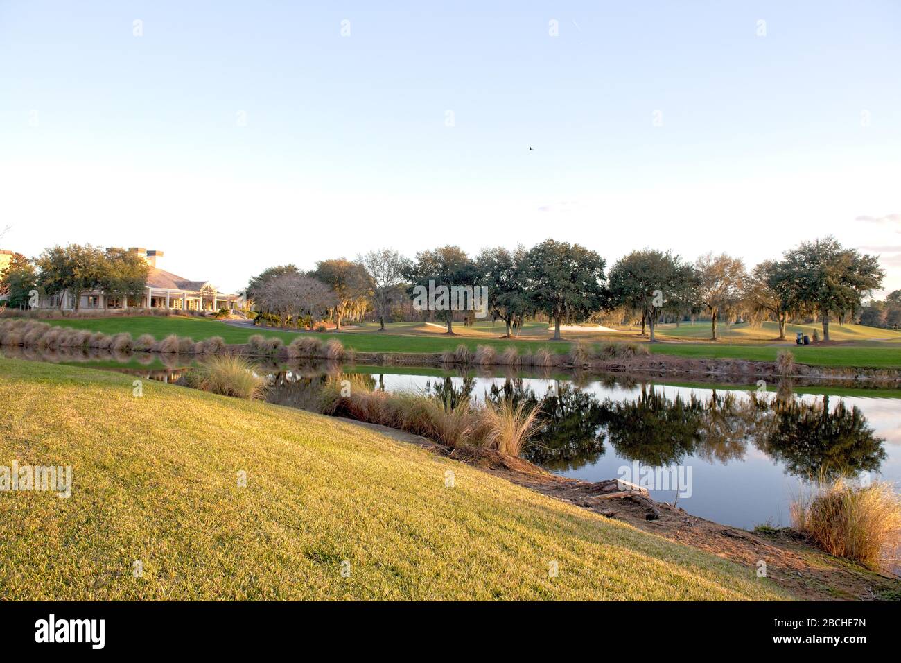 Ein Blick auf den See und die grüne Landschaft in den Grand Villas im World Golf Village in St. Augustine, Florida USA Stockfoto