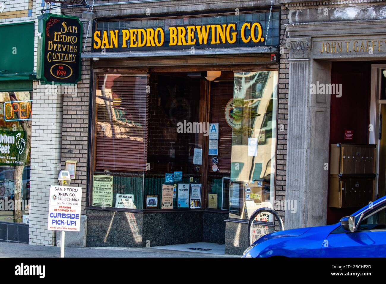 San Pedro Brewing Co bietet eine Zustellung an der Bordseite während des Aufenthalts in San Pedro, Kalifornien, aufgenommen am 3. April 2020 Stockfoto