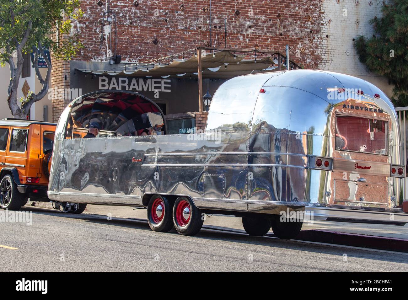 Die Menschen bestellen in einem individuell angepassten Airstream-Convertible während des Aufenthalts zu Hause Bestellung am 3. April 2020 in San Pedro, CA Stockfoto
