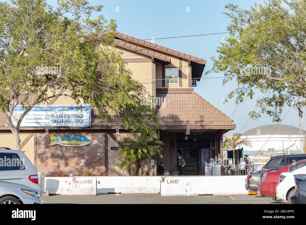 San Pedro Fish Market Restaurant hat eine lange Reihe von Kunden, die Bestellungen während des Aufenthalts bei uns aufgeben Bestellung am 3. April 2020 in San Pedro, CA Stockfoto