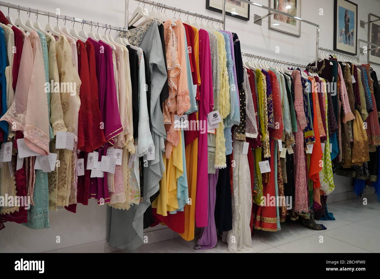 Schließen Sie buntes und schillerndes indisches brauthochkleid in einem Geschäft. Weibliche Partykleidung. Indische Partybekleidung hängt in einem Boutique-Shop. : Udaipur ---1 Stockfoto