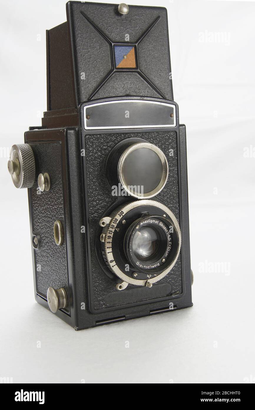 1930er Jahre Vintage-Kamera auf weißem Hintergrund Stockfoto