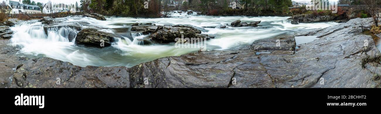 Atemberaubender natürlicher Wasserfall in Killin, Highlands, Schottland Stockfoto