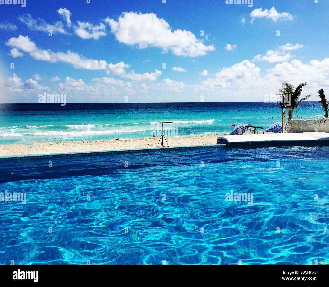 Blick auf Cancun Beach, eine mexikanische Stadt auf der Halbinsel Yucatan am karibischen Meer Stockfoto
