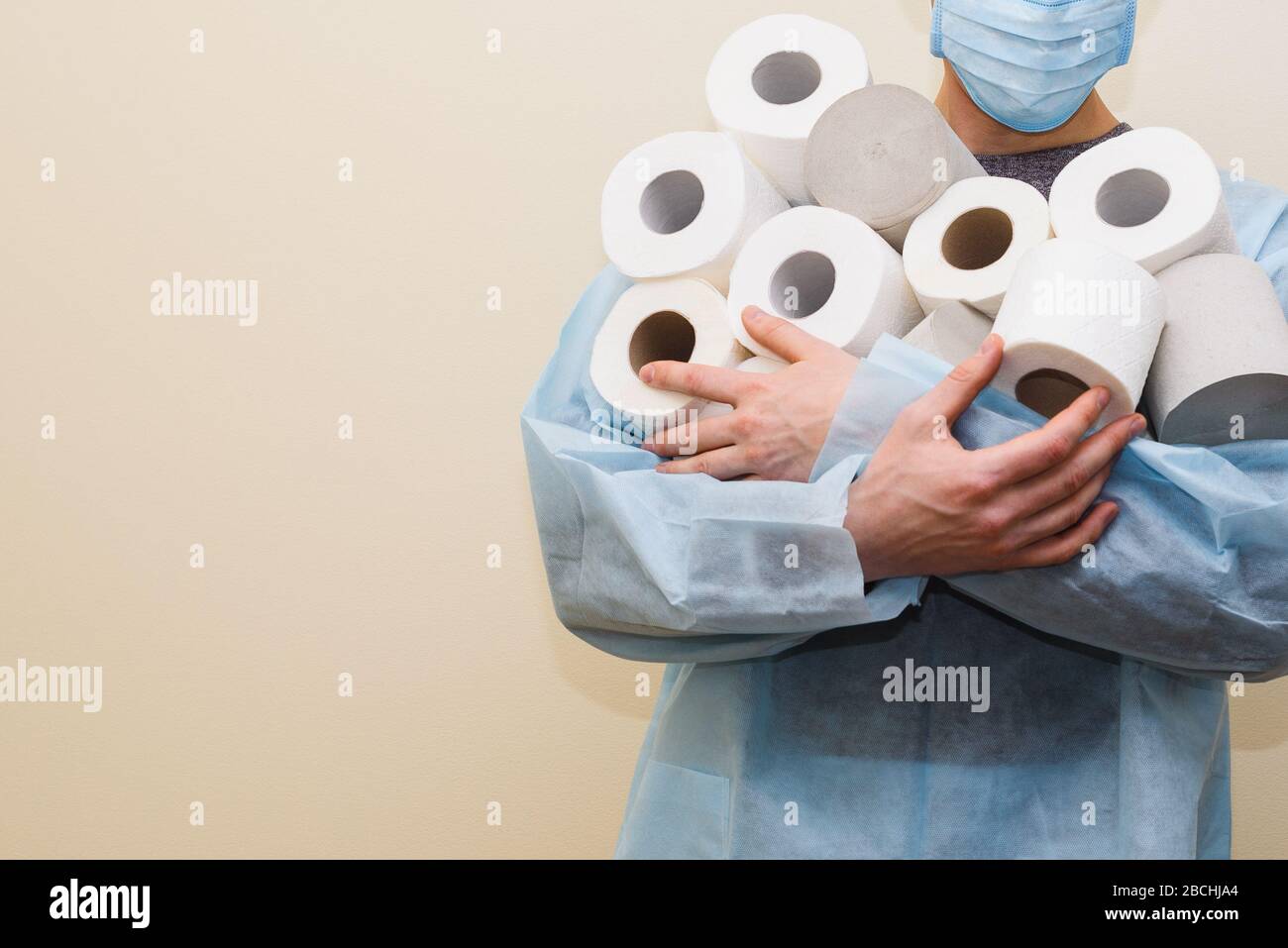 Panik über die Pandemie von Covid 19. Toilettenpapier kaufen Stockfoto