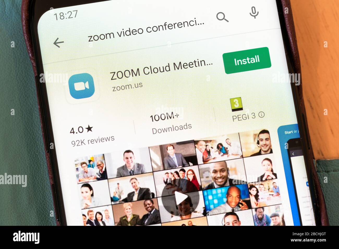 Der Google Play-Installationsbildschirm für die Videokonferenzanwendung Zoom. Es gibt Sicherheitsprobleme und Datenschutzbedenken mit der App Stockfoto