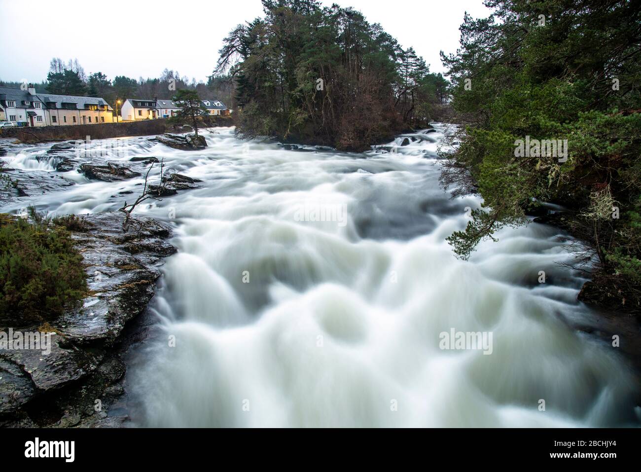 Atemberaubender natürlicher Wasserfall in Killin, Highlands, Schottland Stockfoto