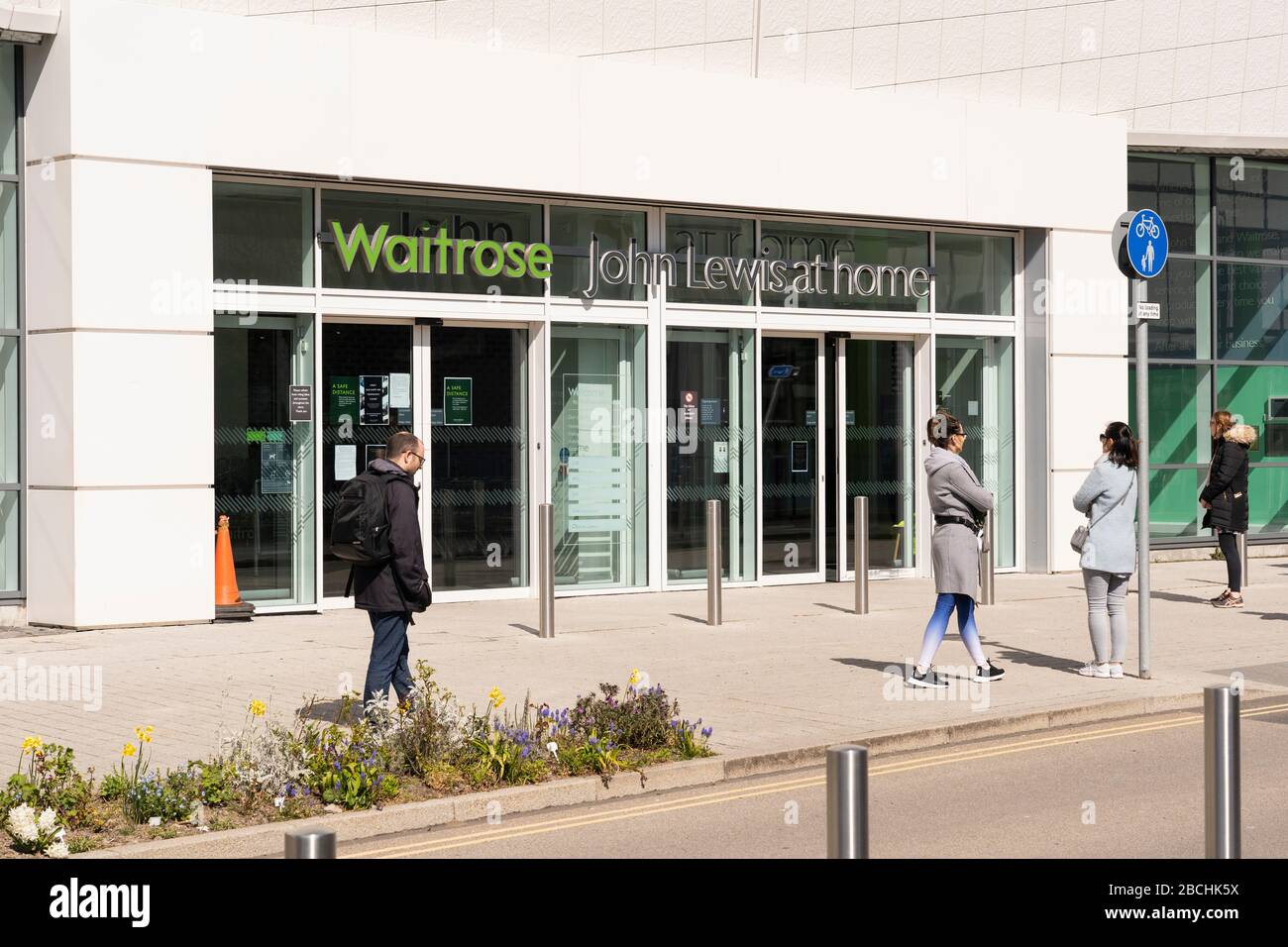 Käufer, die während der Coronavirus Covid-19-Pandemie am 4. April 2020 eine sichere soziale Distanz von 2 m außerhalb von Waitrose in Basingstoke anstehen und halten Stockfoto