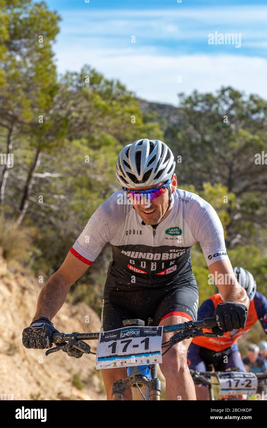 Costa Blanca Bike Race 2020 ist ein dreitägiges Radrennen der Cross-Country-Mountainbikestufe, mehrere Gebiete der Berge der Provinz Alicante sind Stockfoto