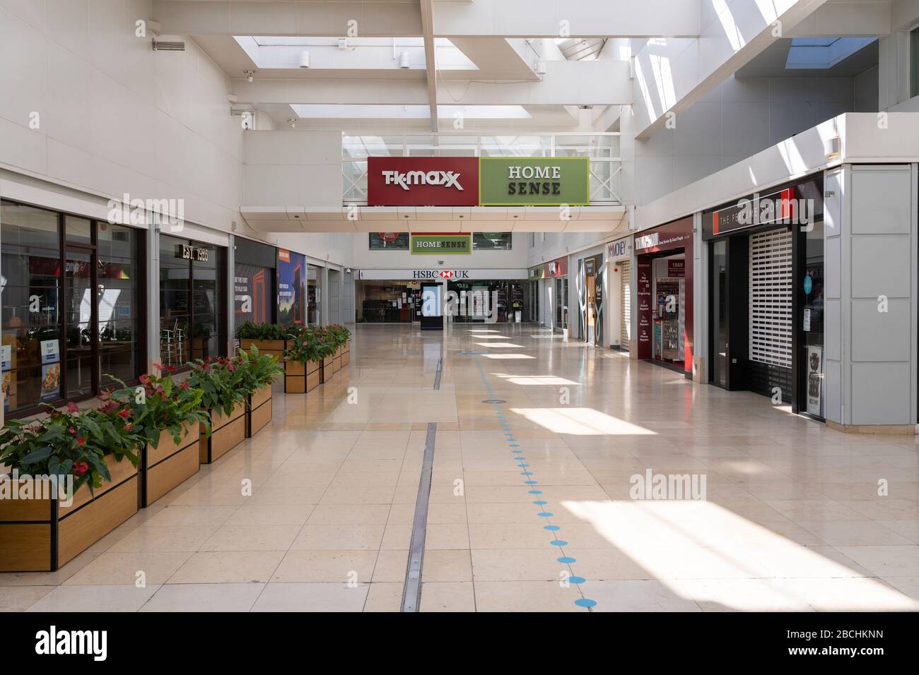 Das Einkaufszentrum Festival Place ist an einem Samstagnachmittag während der Coronavirus Covid-19-Pandemie, 4. April 2020 Basingstoke, Großbritannien, völlig verlassen Stockfoto