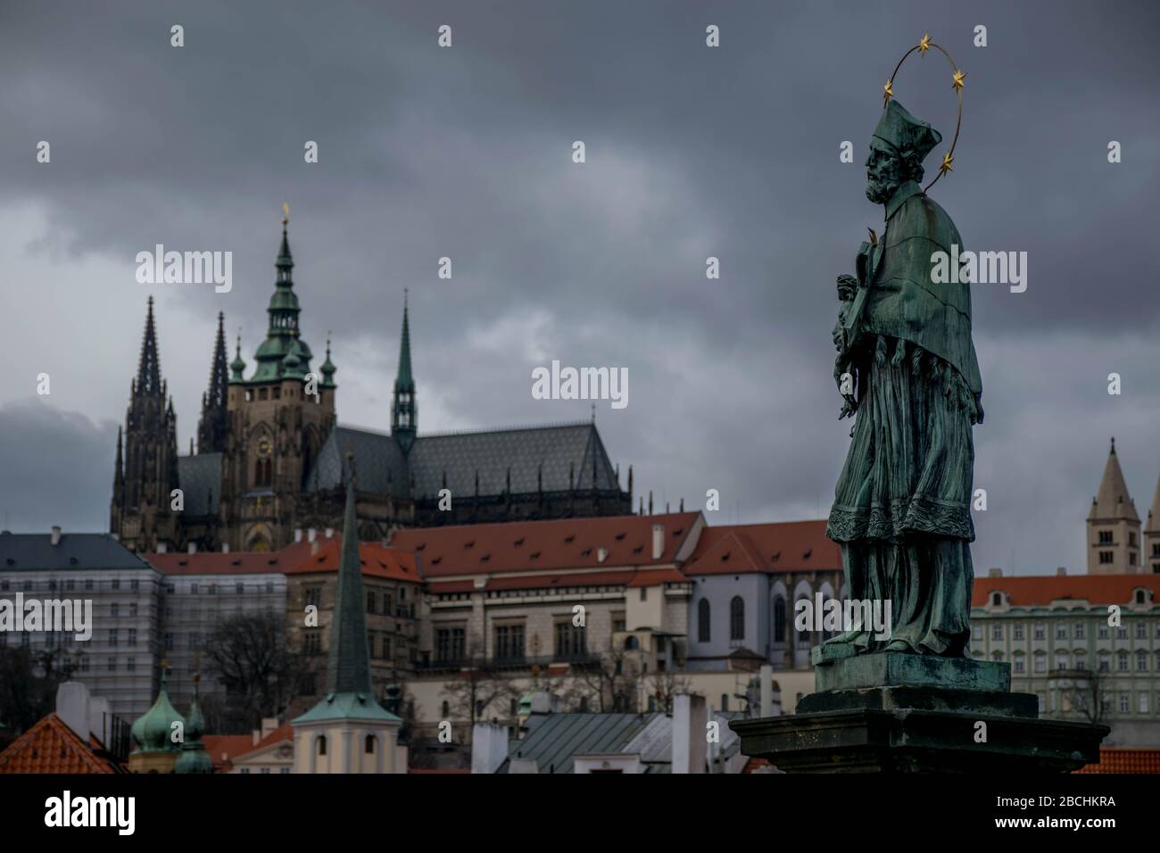 Statue des Hl. Johannes von Nepomuk, Karlsbrücke Stockfoto