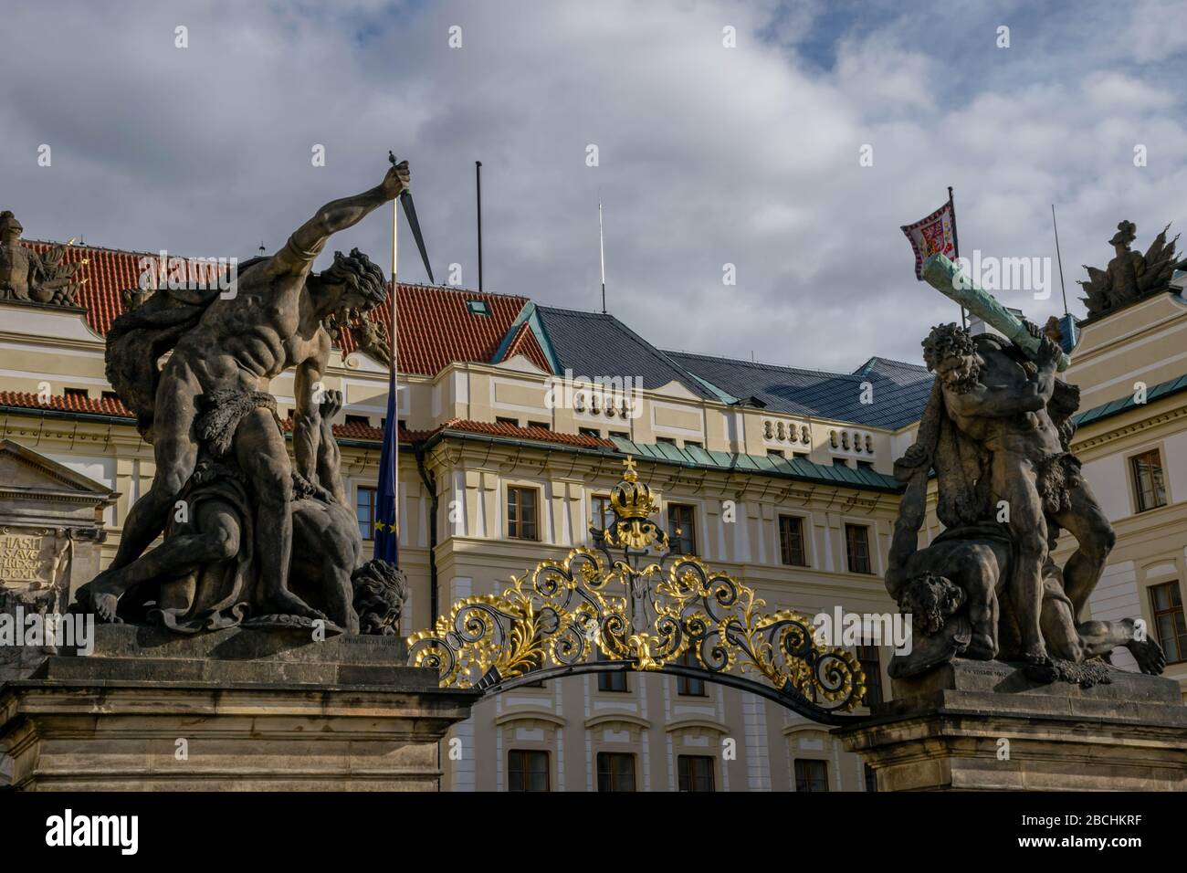 Statuen der Eingangstore der Prager Burg Stockfoto