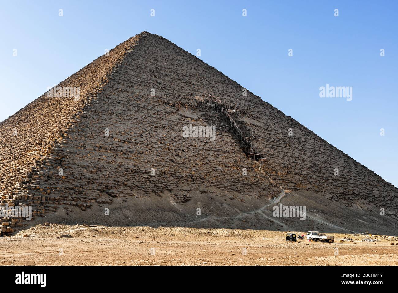 Blick auf die Rote Pyramide in Dahschur. Sie wird auch Nordpyramide genannt, ist die größte der drei großen Pyramiden, die sich auf der Dahschur-Nekropole befinden Stockfoto