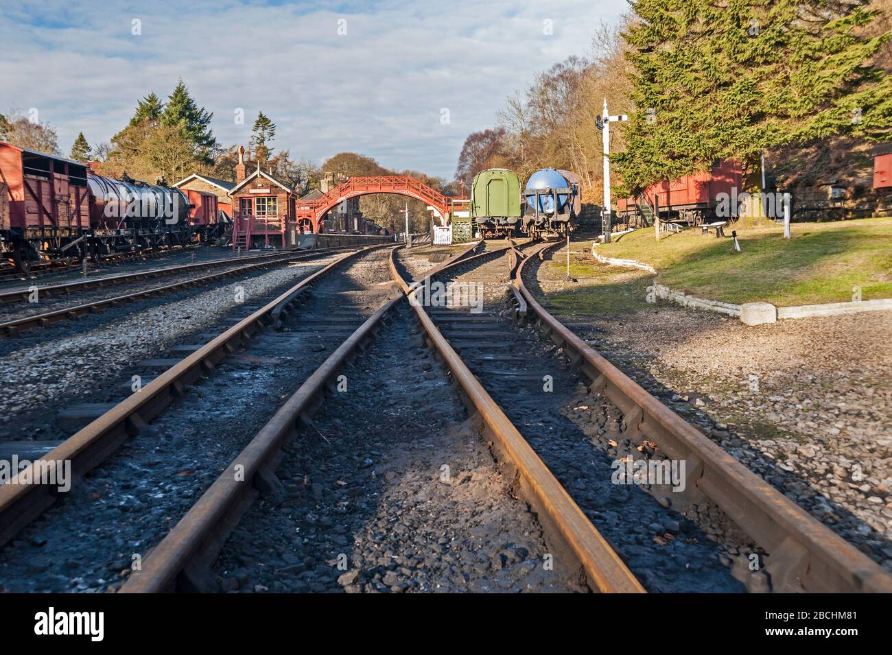 Altes traditionelles Eisenbahn-Rollmaterial auf einem Abstellplatz in ländlicher Stationslandschaft Stockfoto