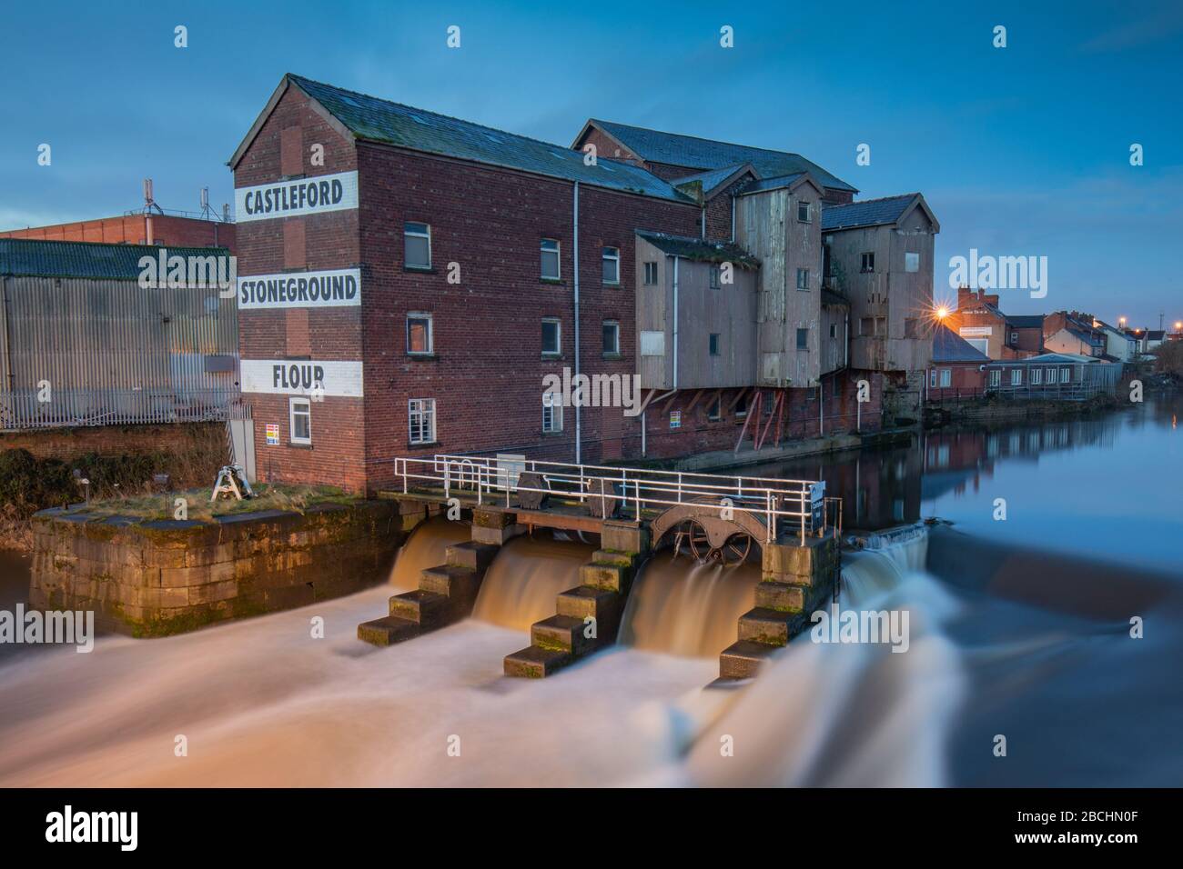 Castleford West Yorkshire, England. Morgen am Fluss Aire, Steinmühle Allinsons und Weir in der Nähe der Millennium Brücke und dem Stadtzentrum Stockfoto