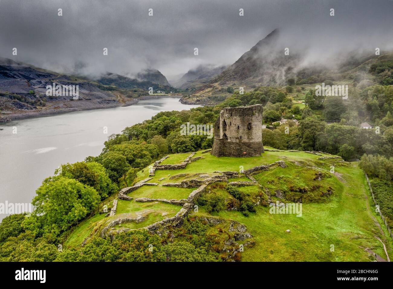 Dolbadarn Castle in der Nähe von llanberis in Snowdonia North Wales UK Drohnenfoto mit Blick auf Llyn Padarn in Richtung llanberis Pass. Stockfoto