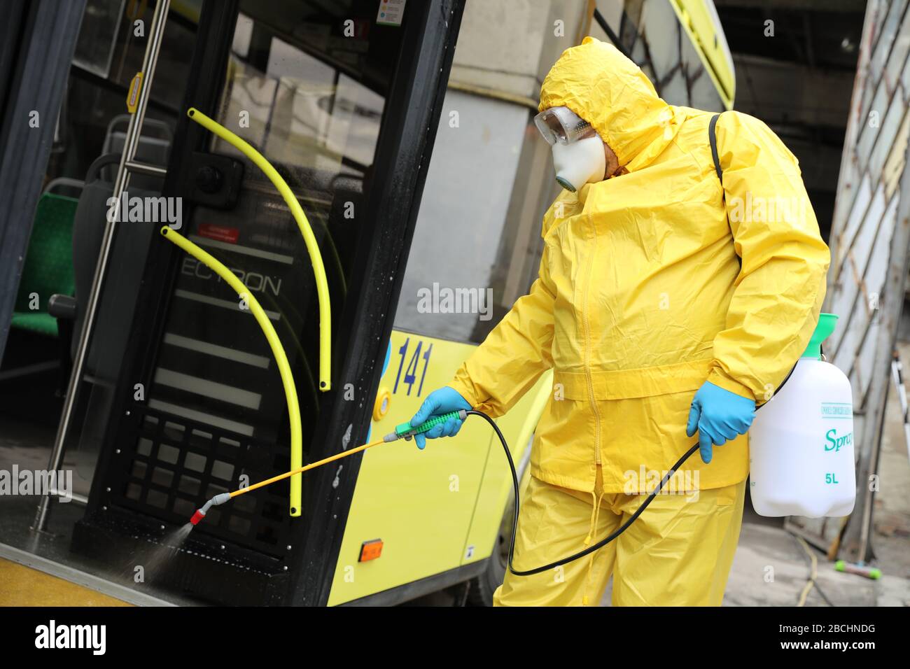 Lviv, Ukraine, 03. März 2020. Arbeiter desinfizieren einen Obus, nachdem er an einem Busdepot angekommen ist.der erste Fall des neuartigen Coronavirus Covid-19 ist mit der Kon Stockfoto