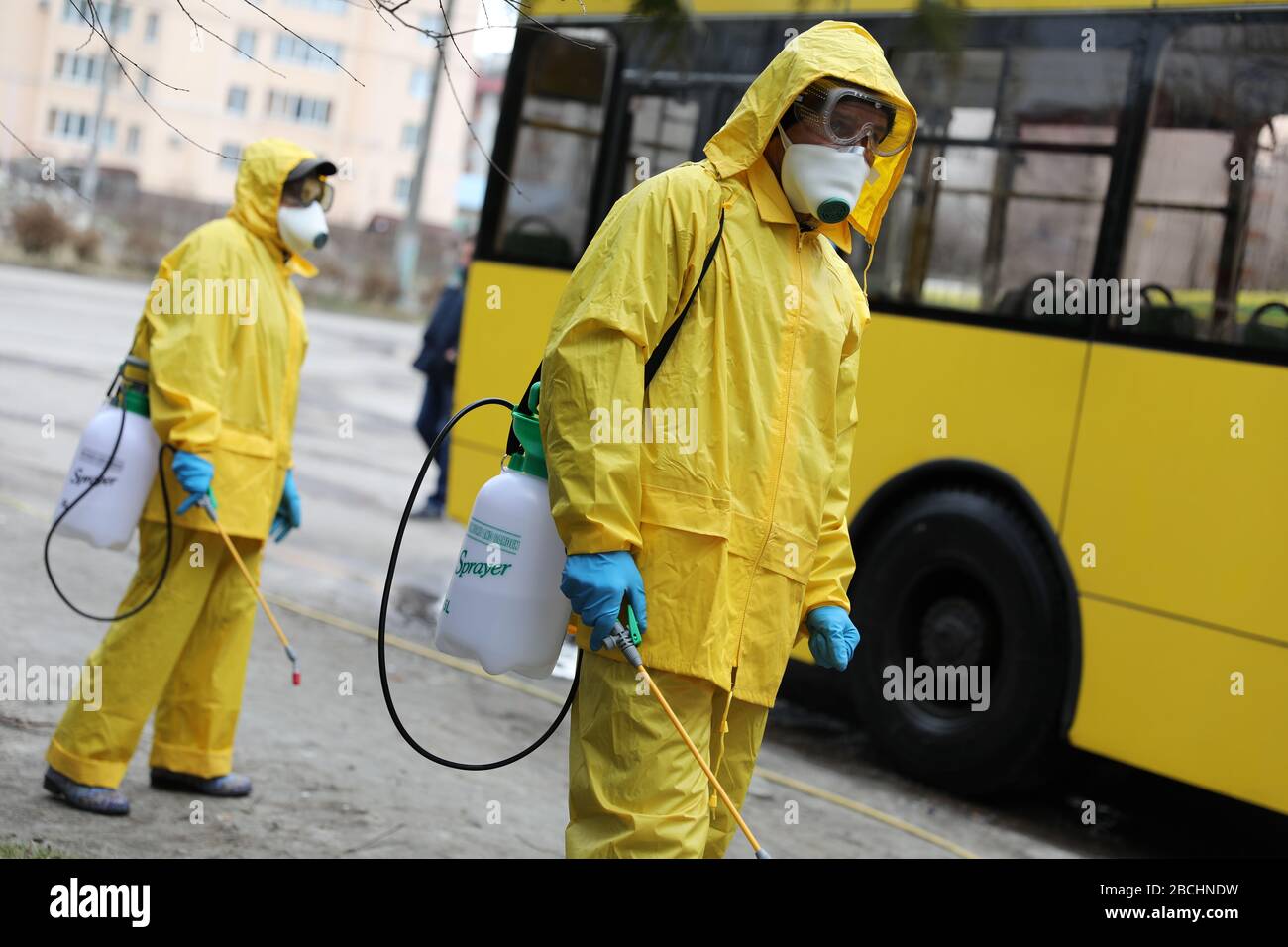 Lviv, Ukraine, 03. März 2020. Arbeiter desinfizieren einen Obus, nachdem er an einem Busdepot angekommen ist.der erste Fall des neuartigen Coronavirus Covid-19 ist mit der Kon Stockfoto
