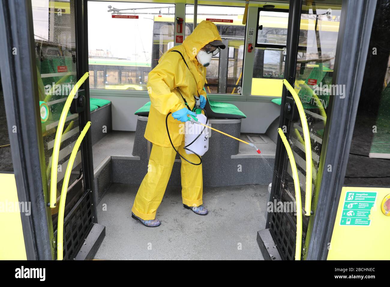 Lviv, Ukraine, 03. März 2020. Arbeiter desinfizieren einen Obus, nachdem er an einem Busdepot angekommen ist.der erste Fall des neuartigen Coronavirus Covid-19 ist mit der Kon Stockfoto