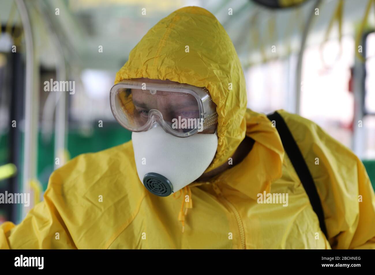 Lviv, Ukraine, 03. März 2020. Arbeiter desinfizieren einen Obus, nachdem er an einem Busdepot angekommen ist.der erste Fall des neuartigen Coronavirus Covid-19 ist mit der Kon Stockfoto
