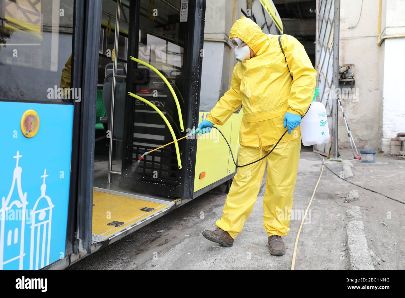 Lviv, Ukraine, 03. März 2020. Arbeiter desinfizieren einen Obus, nachdem er an einem Busdepot angekommen ist.der erste Fall des neuartigen Coronavirus Covid-19 ist mit der Kon Stockfoto
