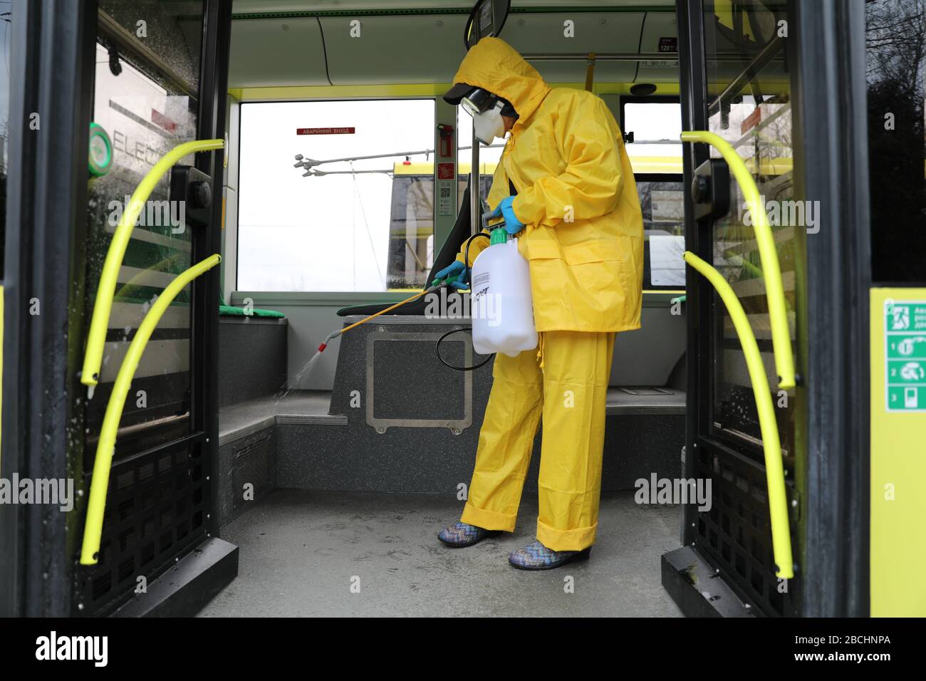 Lviv, Ukraine, 03. März 2020. Arbeiter desinfizieren einen Obus, nachdem er an einem Busdepot angekommen ist.der erste Fall des neuartigen Coronavirus Covid-19 ist mit der Kon Stockfoto
