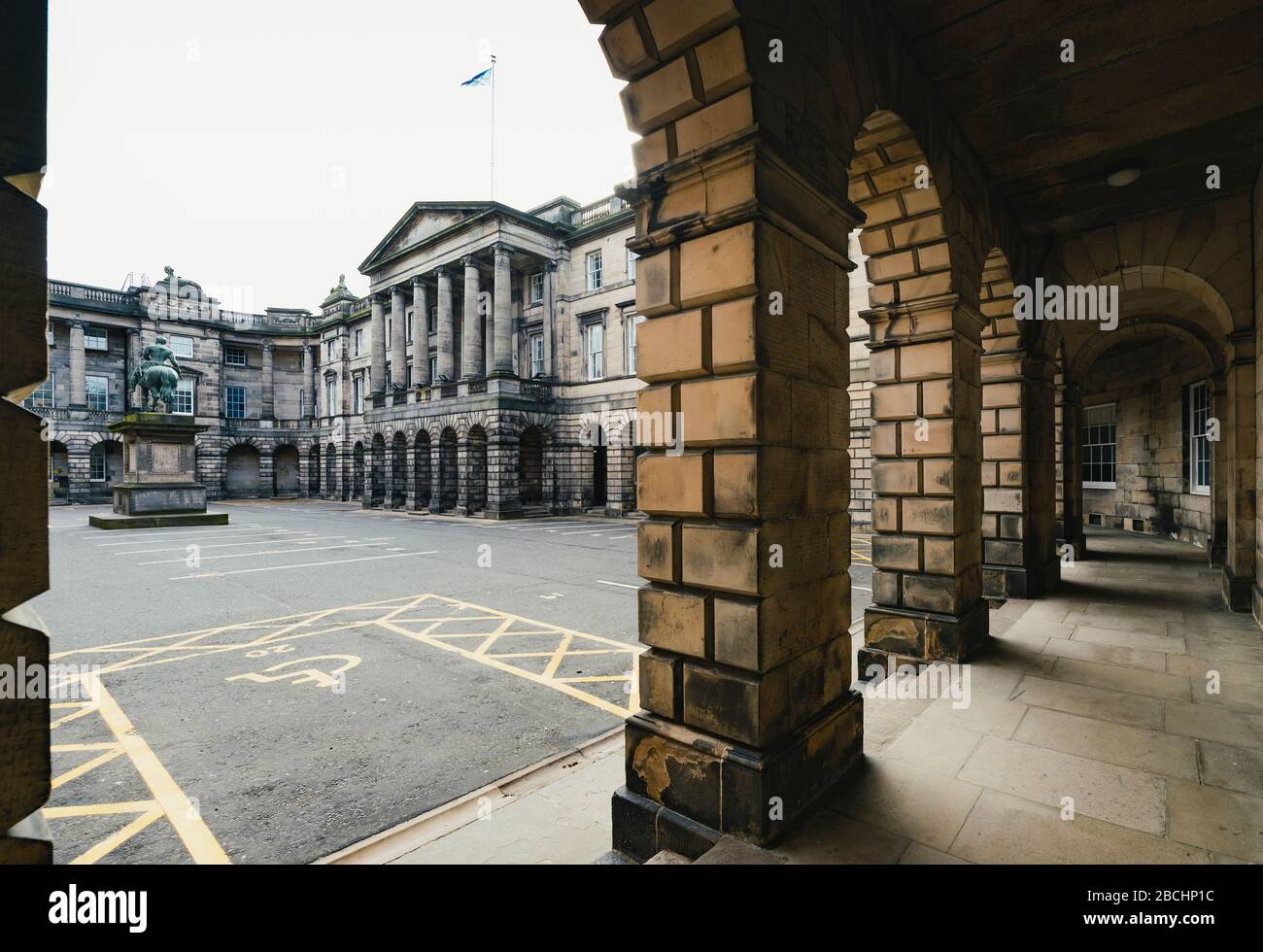 Blick auf den Parliament Square in der Altstadt von Edinburgh, Sitz des Obersten Gerichtshofs und des Gerichts in Edinburgh, Schottland, Großbritannien Stockfoto