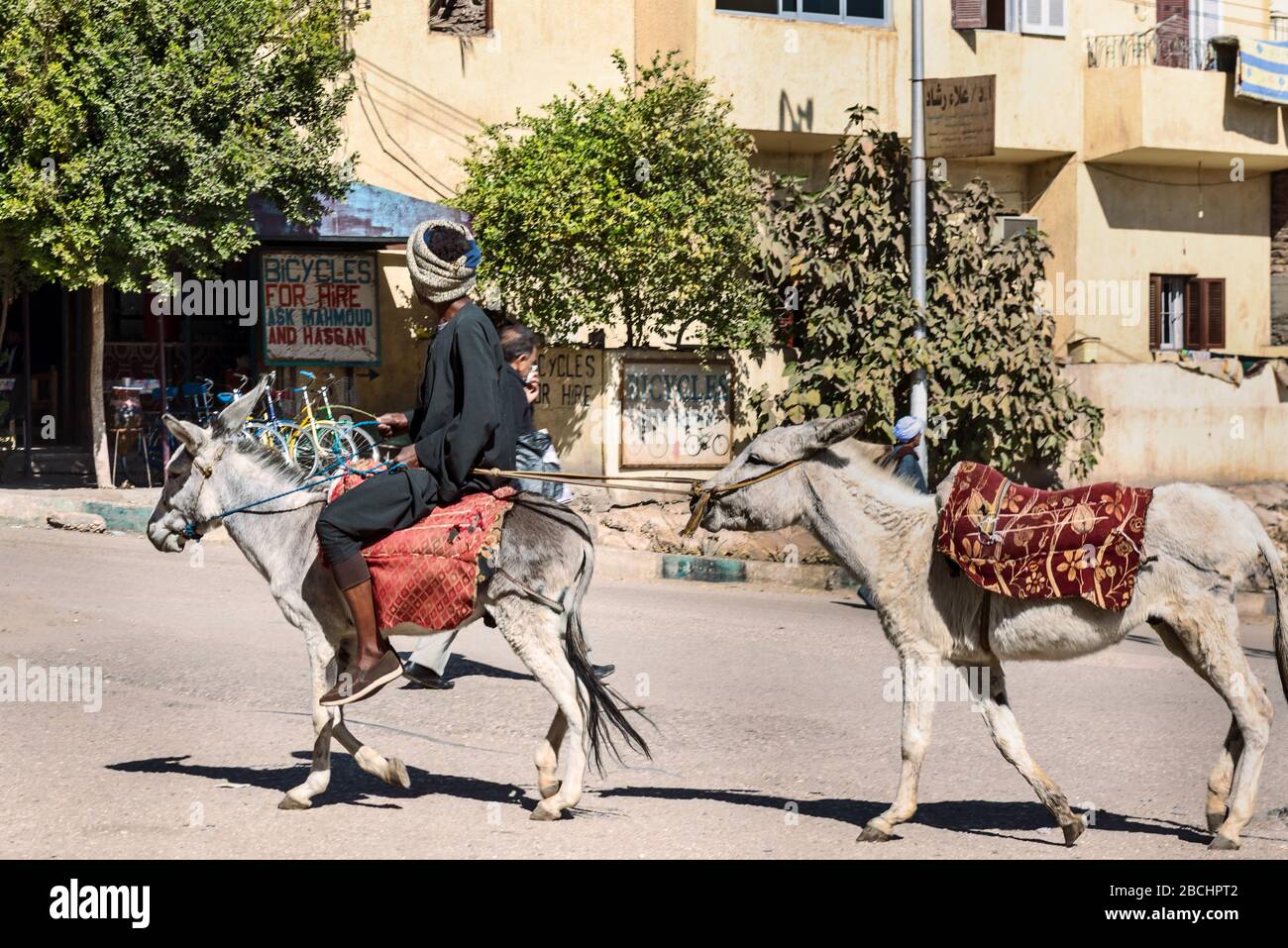 Luxor, Ägypten - 15. Januar 2020: Mann auf der Straße in Luxor, Ägypten. Stockfoto