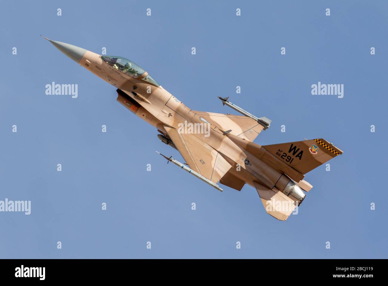 United States Air Force (USAF) General Dynamics F-16 Fighting Falcon Fighter Jet in Aggressor Farbschema auf Nellis Air Force Base in der Nähe von Las Vegas Stockfoto