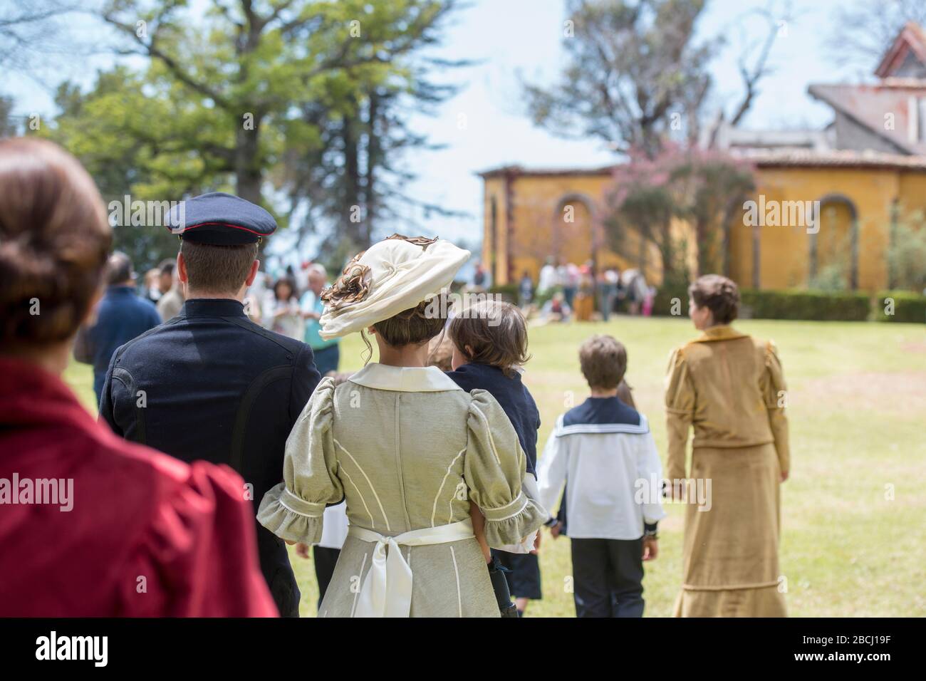 Zwei Laiendarsteller, die den Kaiser von Österreich Karl 1 oder Karl 1 und seine Frau Zita in der Quinta Jardins do Imperador bei der Wiedereröffnung der Emp handeln Stockfoto