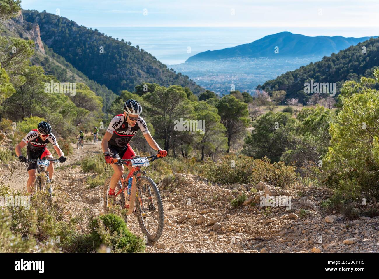 Costa Blanca Bike Race 2020 ist ein dreitägiges Radrennen der Cross-Country-Mountainbikestufe, mehrere Gebiete der Berge der Provinz Alicante sind Stockfoto