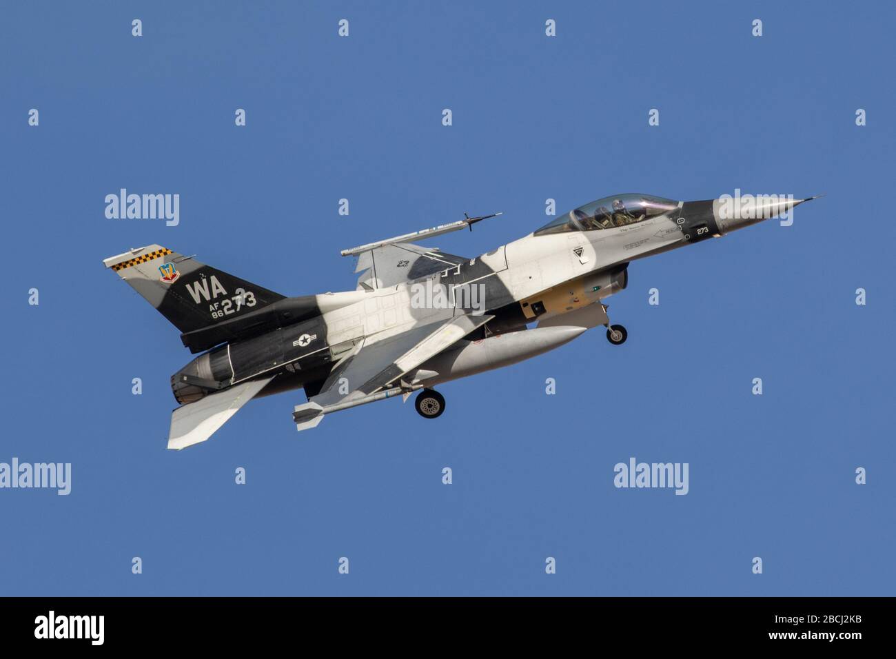 United States Air Force (USAF) General Dynamics F-16 Fighting Falcon Fighter Jet in Aggressor Farbschema auf Nellis Air Force Base in der Nähe von Las Vegas Stockfoto