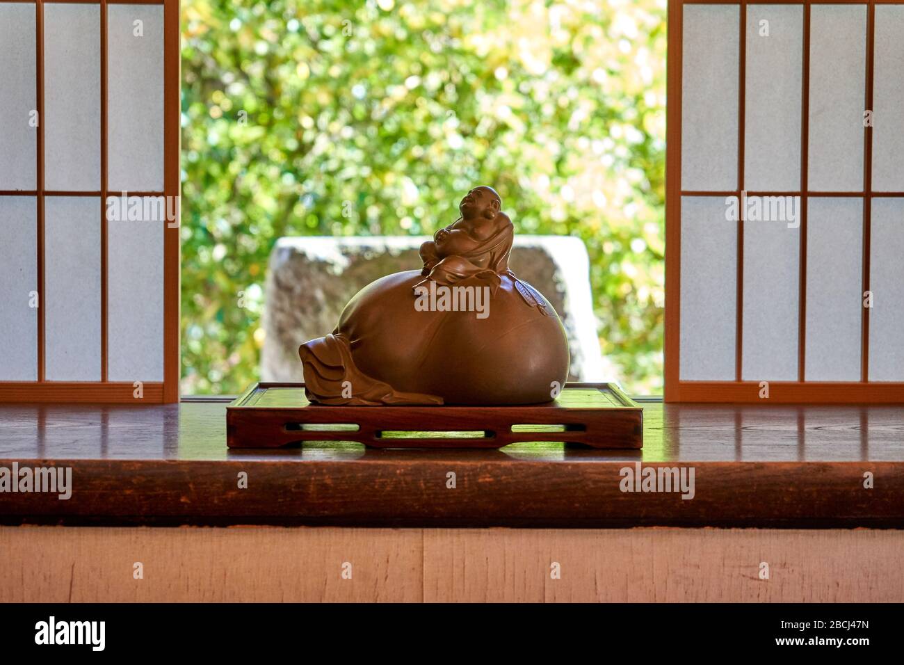 Skulptur des Mannes, der auf der Tasche voller Geld sitzt Stockfoto