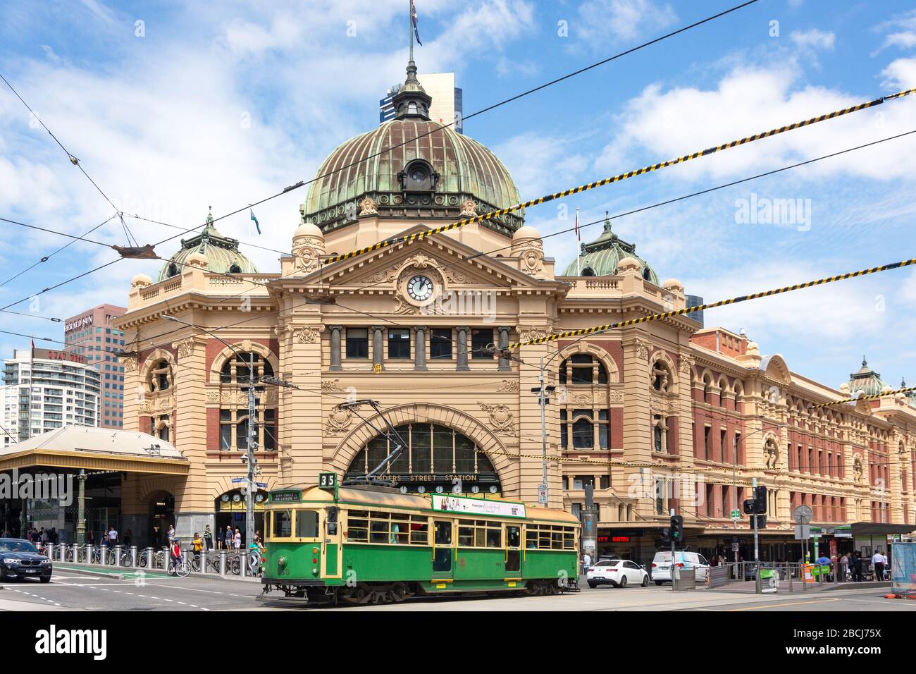 Tram mit traditionellem Stadtkreis, die an der Flinders Street Station, Flinders Street, City Central, Melbourne, Victoria, Australien vorbeiführt Stockfoto